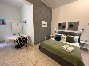 une chambre avec un lit et une table dedans dans l'établissement Cuddly Apt, comodo per coppie e parcheggio, à Mestre