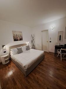 Postel nebo postele na pokoji v ubytování Palazzo Cusani Charming Rooms