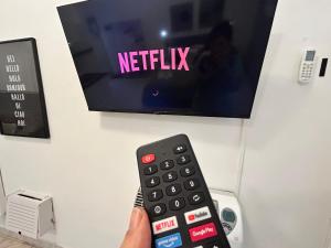 Télévision ou salle de divertissement dans l'établissement Cuddly Apt, comodo per coppie e parcheggio