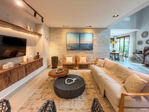 a living room with a couch and a table at Casa Luna - Elegante c/ Enxoval Completo - Riviera in Riviera de São Lourenço