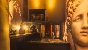 un bagno con una statua di testa accanto a un lavandino di La Clé des Sens - Univers Envoûtant et Sensuel a Troyes Altre 24 foto