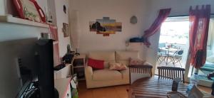 salon z kanapą i krzesłem w obiekcie Sardegna casa al mare San Teodoro Vaccileddi Porto San Paolo w mieście Porto San Paolo