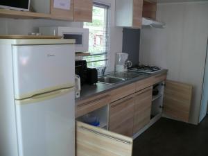 Η κουζίνα ή μικρή κουζίνα στο Mobil home Domaine Du Lac