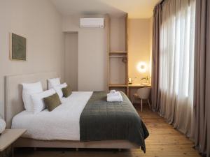 a bedroom with a bed and a desk at Lits de Lo - Boutique Self Check-in Rooms in Ghent