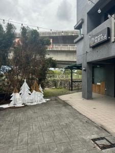 a group of tents sitting outside of a building at Ohana 94 family in Dongshan