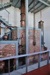 a room with brick walls and pipes at Quinta do Piloto in Palmela