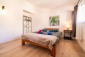 un dormitorio con una cama en una habitación en Le Petit Nid en Haut, en duplex, en Limoges