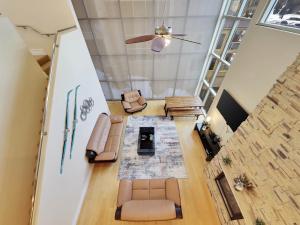 Draufsicht auf ein Wohnzimmer mit Sofa und Stühlen in der Unterkunft Freestyle - Snowcrest Escape in Brian Head