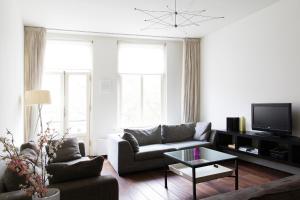 una sala de estar con un sofá y una mesa en Marnix360apartments Modern, en Ámsterdam