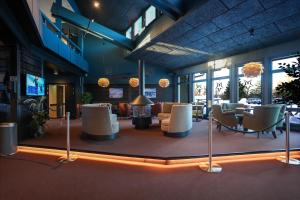 una hall con sala di attesa con sedie e tavoli di Hassela Ski Resort a Hassela