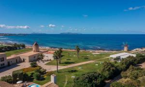 特拉帕尼艾姆里尼度假酒店的教堂和海洋的空中景致