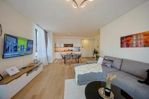 una sala de estar con un sofá y una mesa en Eternal Lux Belgrade Waterfront, en Belgrado