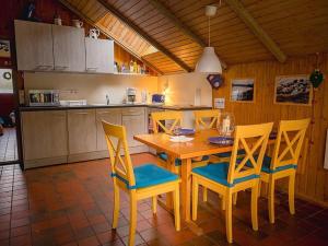 eine Küche mit einem Holztisch und Stühlen in der Unterkunft Ferienhaus "Sören" in Glücksburg
