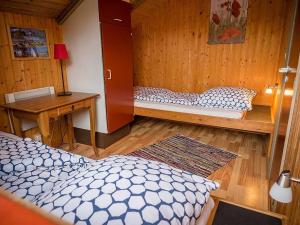 ein Schlafzimmer mit einem Bett und einer Bank mit einem Tisch in der Unterkunft Ferienhaus "Sören" in Glücksburg + 31 Fotos