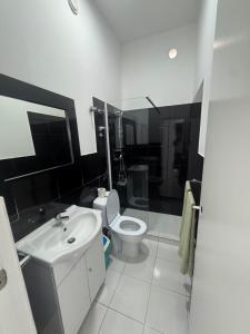 un bagno bianco con un water e un lavandino di Académico do Sal a Espargos Altre 11 foto