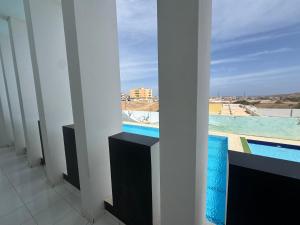 Camera con vista sulla piscina da un edificio. di Académico do Sal a Espargos