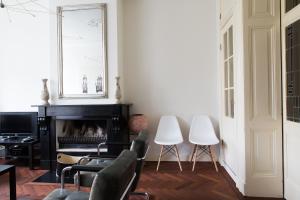 a living room with a fireplace and white walls at Marnix Classic: Group Getaway in Amsterdam