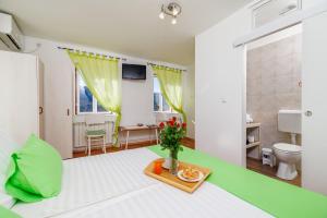 Cette chambre comprend un lit et un plateau/bouilloire. dans l'établissement House Bozica with sauna and pool, à Tribalj 66 autres photos