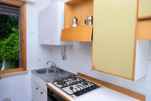 Gallery image of S075 - Sirolo, bilocale con giardino e garage in centro in Sirolo