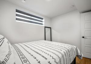 Postel nebo postele na pokoji v ubytování Mountain Hideaway Two Bedrooms Free Park Pass