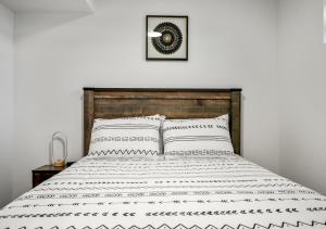 Postel nebo postele na pokoji v ubytování Mountain Hideaway Two Bedrooms Free Park Pass