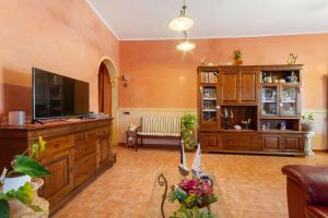 Μια τηλεόραση ή/και κέντρο ψυχαγωγίας στο Luxury Private Villa With Garden