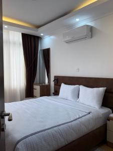 Voodi või voodid majutusasutuse Cascadia Apartments Kigali toas