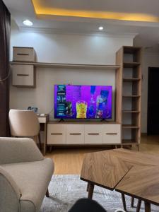 Televiisor ja/või meelelahutuskeskus majutusasutuses Cascadia Apartments Kigali