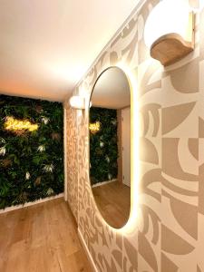 un pasillo con espejo y algunas plantas en MONACO # MENTON - 4 PERSONS - HYPERCENTER - BEACH AND SUN - PRIVATE PARKING - CLIM - FULL RENOVATED - FAST WIFi, en Menton