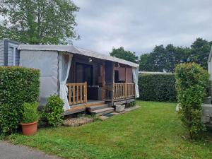 AzurLandes Azur mobil home 38 m2 7km de vieux boucau的庭院内带门廊的蒙古包