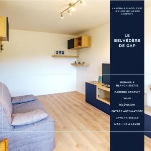 una sala de estar con un sofá y una mesa en Le Belvédère - WIFI Fibre - Parking gratuit, en Gap