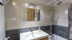 un baño con lavabo y ducha en Le Belvédère - WIFI Fibre - Parking gratuit, en Gap 18 fotos más