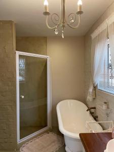 Ένα μπάνιο στο Hartland Country House Oudtshoorn