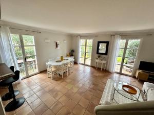 Μια τηλεόραση ή/και κέντρο ψυχαγωγίας στο Les Restanques 10 Chenes 3 chambres