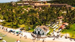 an aerial view of a beach with a white building at Beira-Mar EcoResort Carneiros perto da Igrejinha in Tamandaré