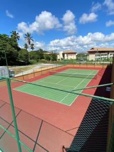 a tennis court with two tennis courts at Beira-Mar EcoResort Carneiros perto da Igrejinha in Tamandaré