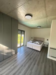 Großes Zimmer mit einem Bett und Holzboden in der Unterkunft Villa Lujo Porec Funtana in Funtana + 35 Fotos