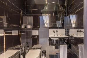 a bathroom with two sinks and two toilets at Bliss Triplex - Hyper Centre - Sauna - BBQ - Jacuzzi - LRACANNES in Cannes