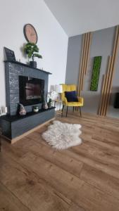 sala de estar con chimenea y alfombra blanca en Cozy Modern Apartament, en Focşani