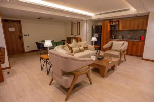 a living room with a couch and chairs and a table at سويت بارك للشقق المخدومة - إقتصادي - Suite Park Served Apartments - Economic in Jeddah