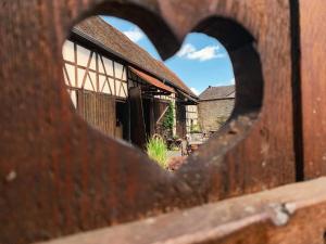 una recinzione in legno con vista su un vecchio edificio di Hotel Schloss Ysenburg a Staden
