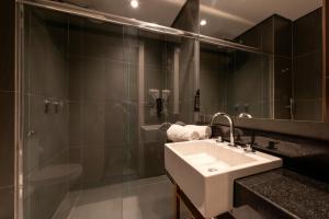 a bathroom with a sink and a shower at Hotel Nacional Inn Alagoinhas in Alagoinhas +40 photos
