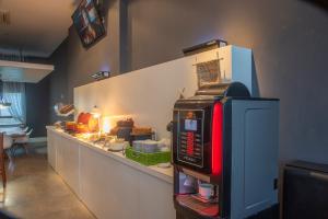 a kitchen with a counter with a toaster oven at Hotel Nacional Inn Alagoinhas in Alagoinhas