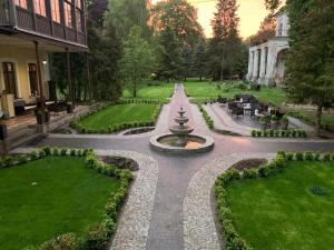 a garden with a fountain in the middle at Pałac Sapetów in Tuczno +18 photos