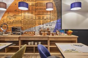 ルヴァロワ・ペレにあるAppart Hotel Odalys City Paris Levalloisの壁画のレストラン