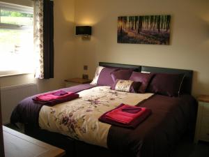 Giường trong phòng chung tại River Lodge Hot Tub Sleeps 6