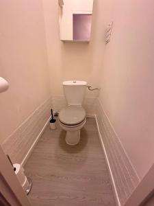 a bathroom with a toilet in the corner of a room at Joli Appartement aux Chartreux - Calme & lumineux in Marseille