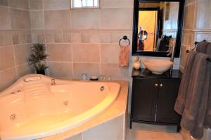 Un baño con una bañera grande y un lavabo. en Gorgeous house in the Mexicali Zona Dorada, en Mexicali