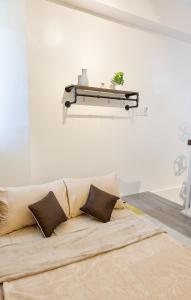 イロイロにあるPerfect for Staycation 2BR Loftのソファ(枕付) +83枚の写真