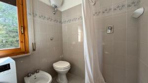 Ένα μπάνιο στο Sirolo, trilocale con giardino e garage in centro - S077 +20 φωτογραφίες